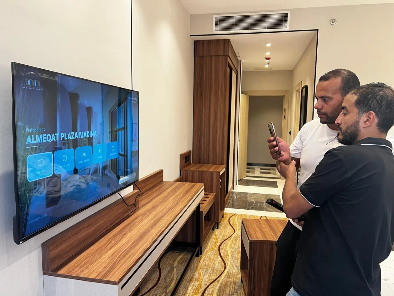 صورة تنفيذ لفنادق الزوار في المدينة المنورة تعرض إعداد شاشة الترحيب بنظام IPTV في غرفة النزيل
