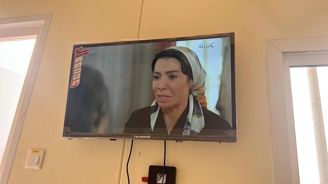 صورة تنفيذ لفنادق الزوار في المدينة المنورة تعرض تفعيل التلفزيون في غرفة سكن المعسكر
